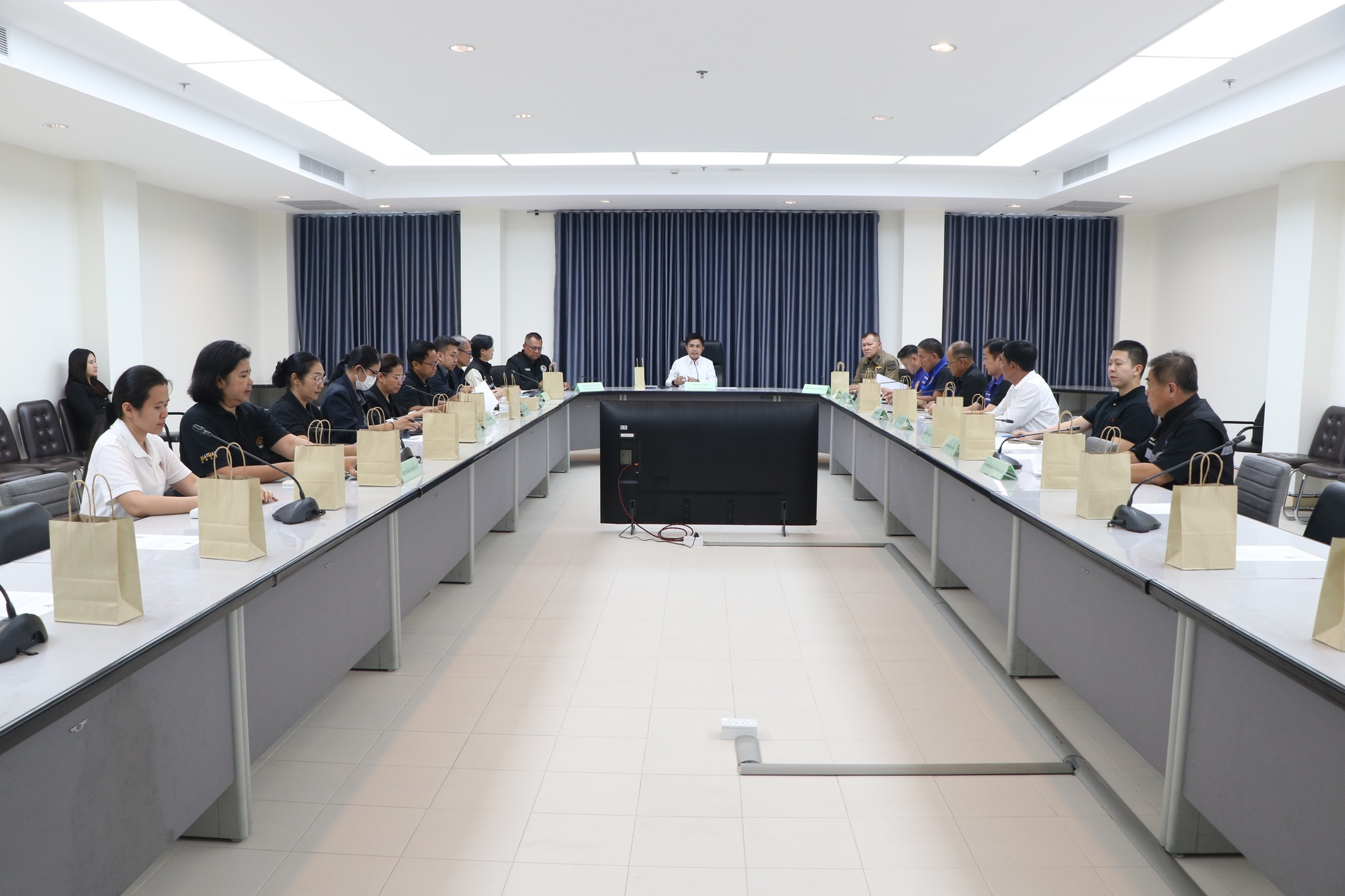 ผู้ว่าฯ นครนายก ประชุมด่วนรับมือสถานการณ์พลังงาน กำชับทุกอำเภอลงพื้นที่ติดตามสถานการณ์อย่างใกล้ชิด 