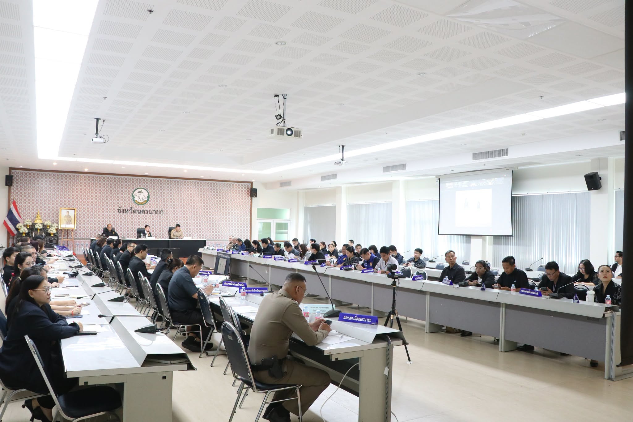 จังหวัดนครนายก ประชุมเตรียมความพร้อมการจัดพิธีถวายดอกไม้จันทน์ งานพระราชพิธีถวายพระเพลิงพระบรมศพ สมเด็จพระนางเจ้าสิริกิติ์ พระบรมราชินีนาถ พระบรมราชชนนีพันปีหลวง