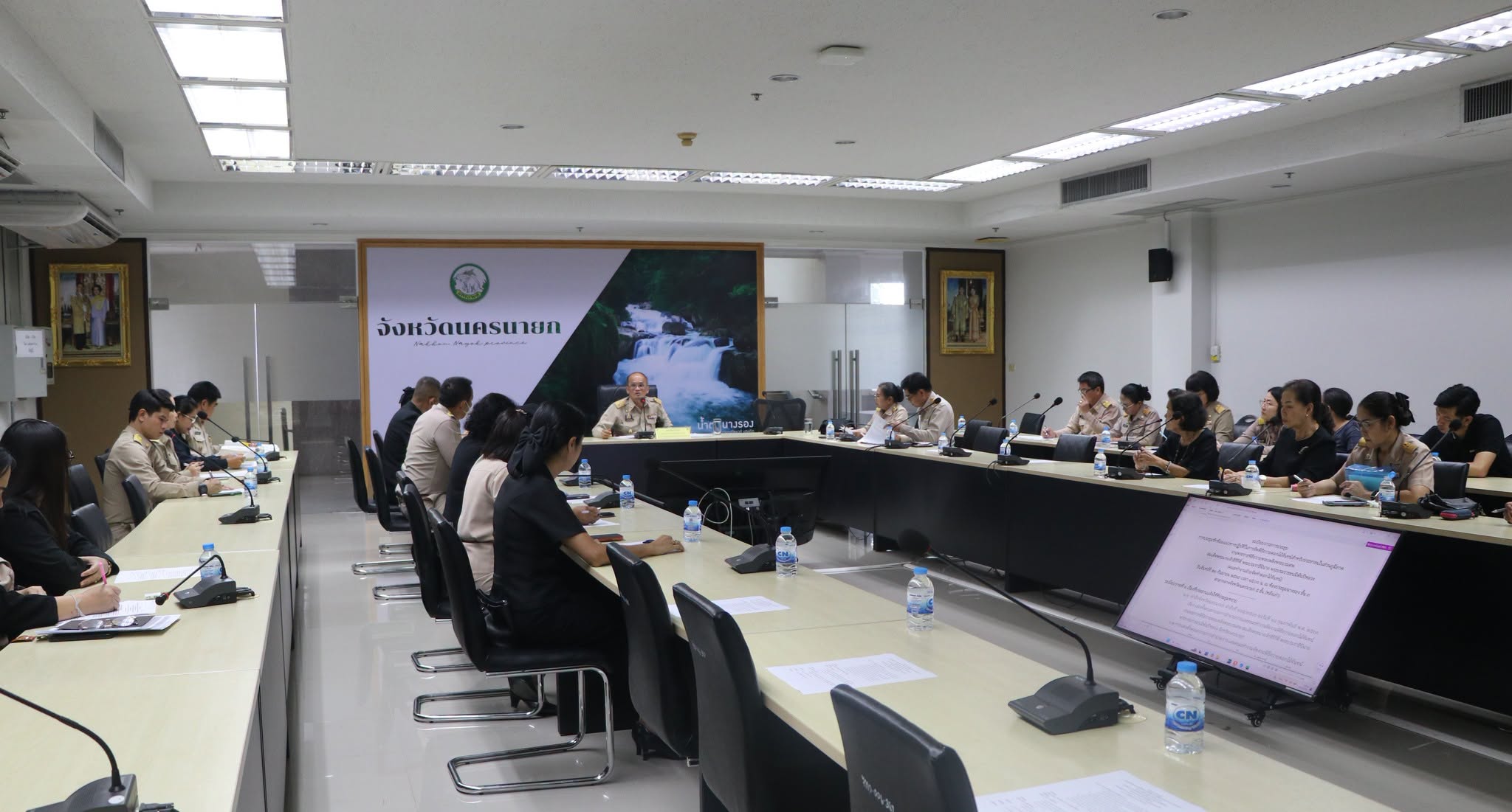 รองผู้ว่าฯ นครนายก ประชุมคณะทำงานฝ่ายจัดทำดอกไม้จันทน์ เร่งเตรียมความพร้อมพิธีถวายดอกไม้จันทน์ แด่สมเด็จพระพันปีหลวง