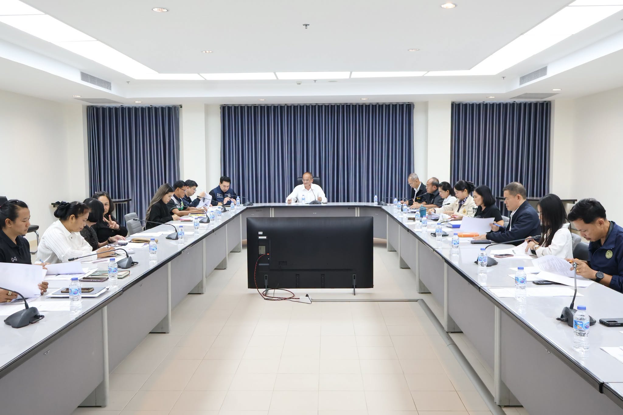จังหวัดนครนายก ประชุมคณะทำงานฝ่ายสถานที่ เตรียมความพร้อมจัดพิธีถวายดอกไม้จันทน์ฯ งานพระราชพิธีถวายพระเพลิงพระบรมศพ สมเด็จพระพันปีหลวง