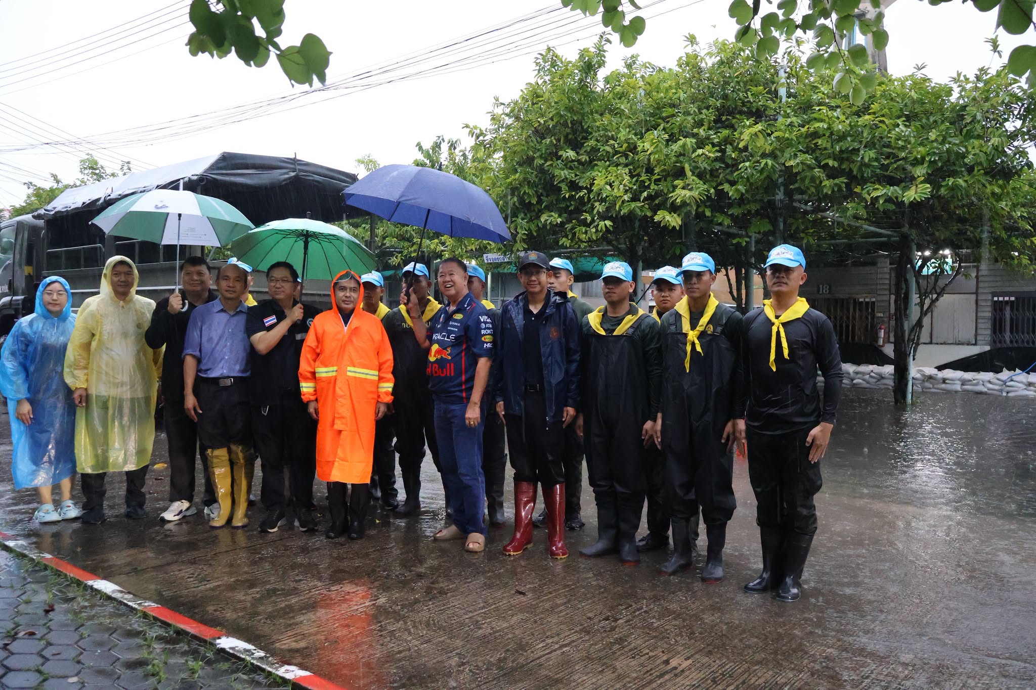 ผู้ว่าฯ นครนายก ลงพื้นที่ รพ.องครักษ์ ติดตามสถานการณ์น้ำหลังฝนตกหนัก เร่งวางกระสอบทรายป้องกันพื้นที่สำคัญ