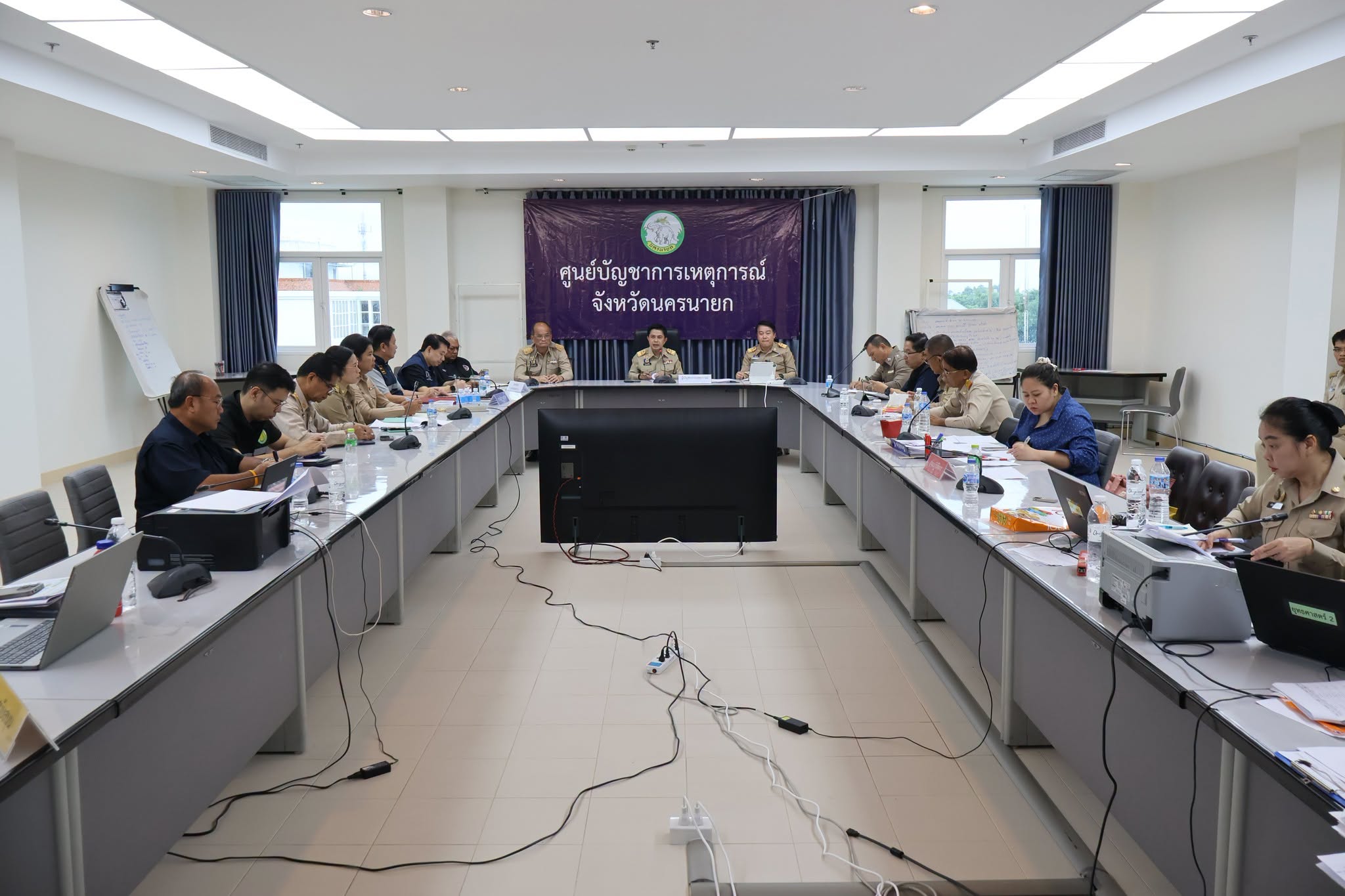 ผู้ว่าฯ นครนายก ประชุมศูนย์บัญชาการเหตุการณ์ฯ ติดตามสถานการณ์น้ำอย่างใกล้ชิด หลังปริมาณน้ำฝนมีแนวโน้มลดลง สั่งด่วนอาหารต้องพร้อม น้ำดื่มต้องทั่วถึง