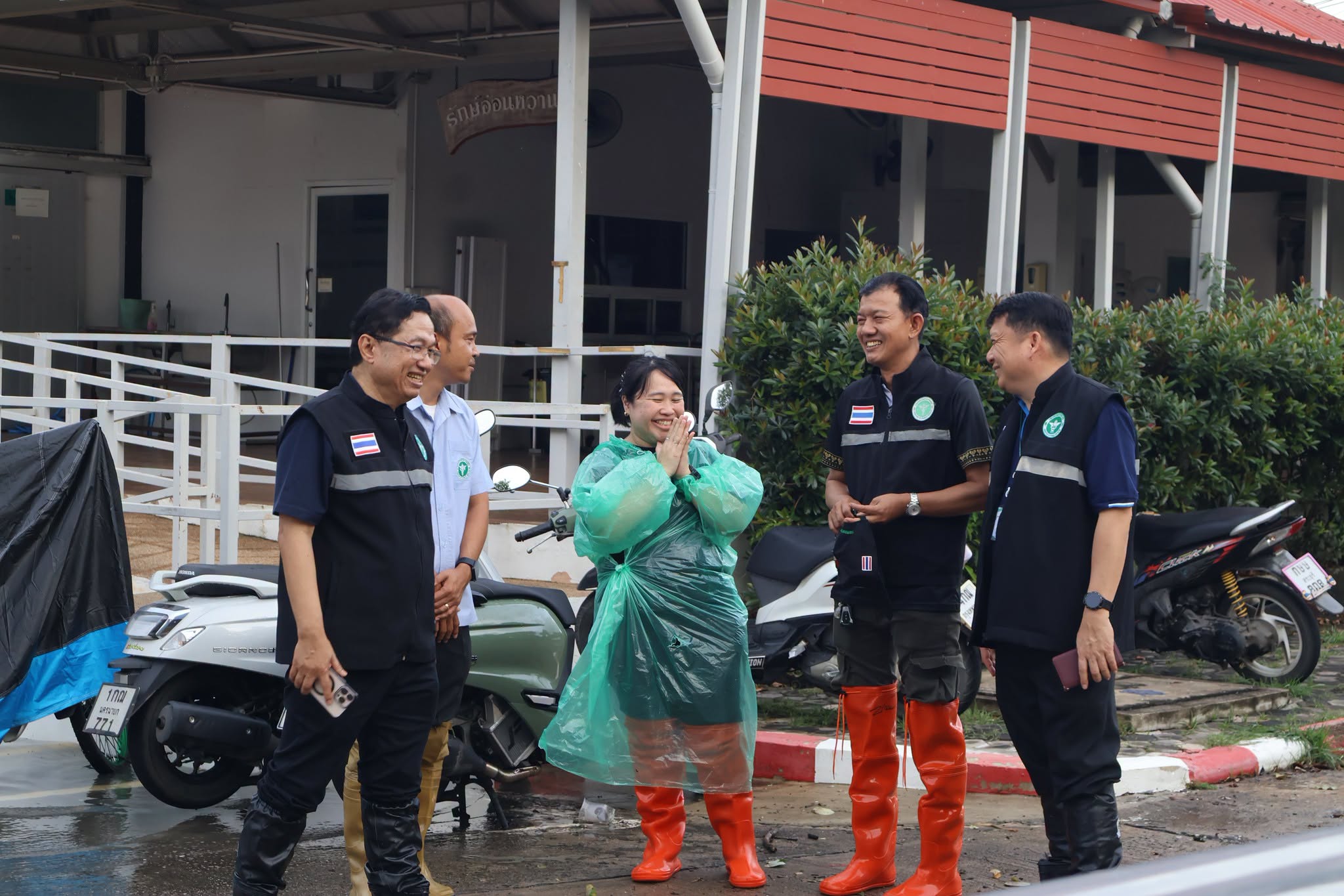 สสจ.นครนายก ลงพื้นที่ติดตามสถานการณ์น้ำและการให้บริการ โรงพยาบาลองครักษ์