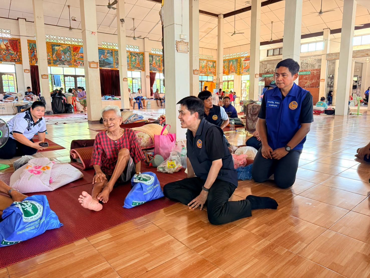 ผู้ว่าฯ นครนายก ลงพื้นที่ศูนย์พักพิงวัดดงข่า เยี่ยมให้กำลังใจผู้ประสบอุทกภัย พร้อมมอบสิ่งของจำเป็นให้แก่ผู้ประสบภัย