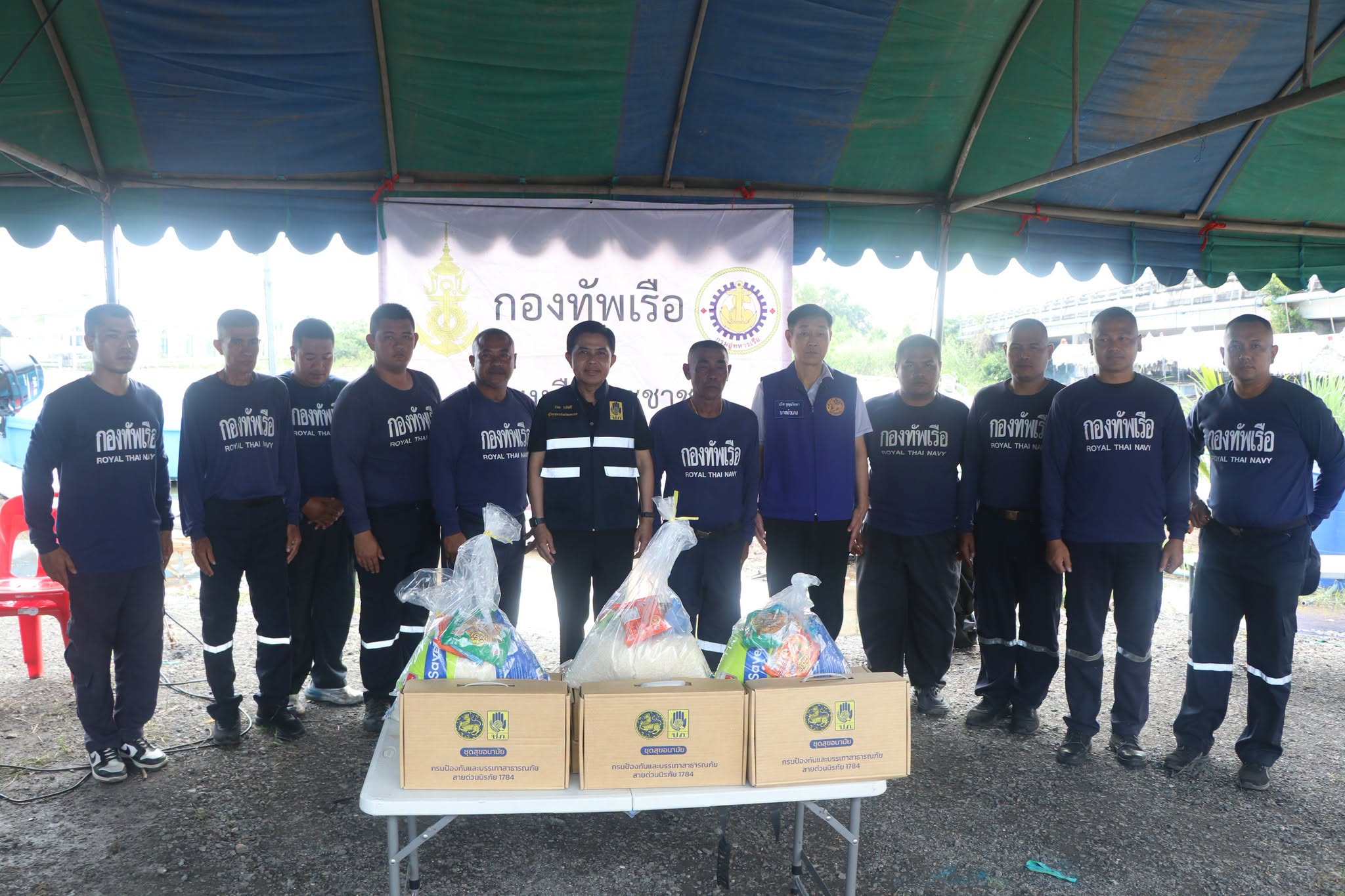 ผู้ว่าฯ นครนายก ลงพื้นที่สะพานนิวเคลียร์ ติดตามเรือผลักดันน้ำกองทัพเรือ เร่งระบายน้ำช่วยเหลือประชาชนพื้นที่องครักษ์