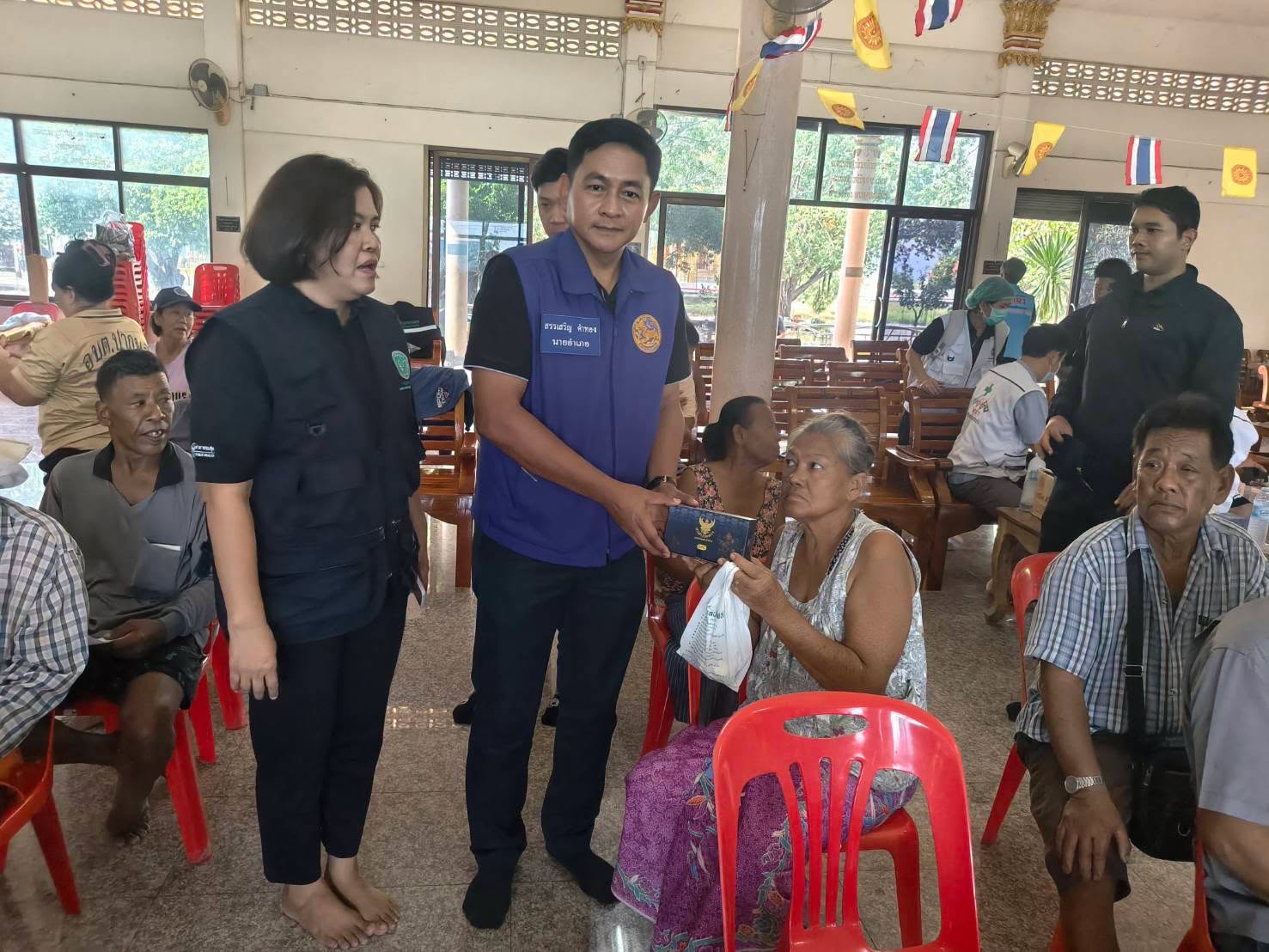 นายอำเภอปากพลี ลงพื้นที่ให้กำลังใจหน่วยแพทย์เคลื่อนที่ ดูแลประชาชนประสบอุทกภัย