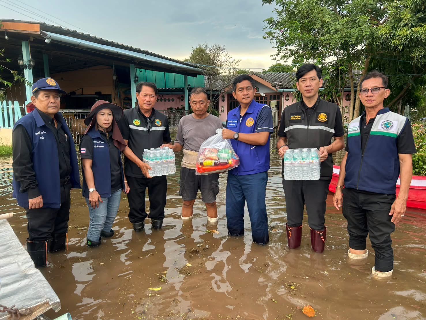 อำเภอปากพลี ร่วมกับ อบต.ท่าเรือ มอบถุงยังชีพและน้ำดื่มช่วยเหลือประชาชนประสบอุทกภัยครอบคลุมทุกครัวเรือน