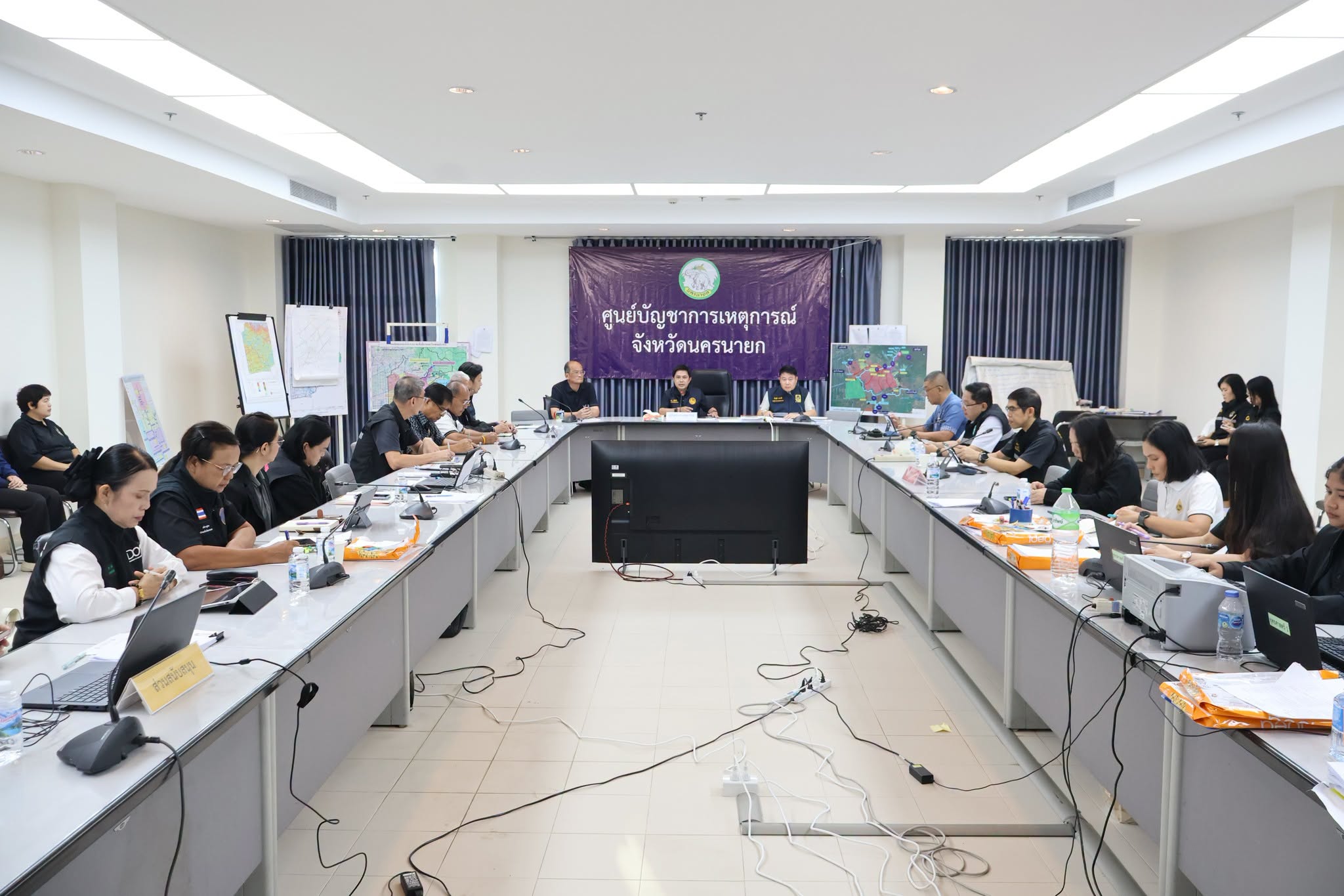 จังหวัดนครนายก ประชุมศูนย์บัญชาการเหตุการณ์ ติดตามสถานการณ์อุทกภัย กำชับทุกพื้นที่เร่งช่วยเหลือประชาชนและระบายน้ำอย่างต่อเนื่อง