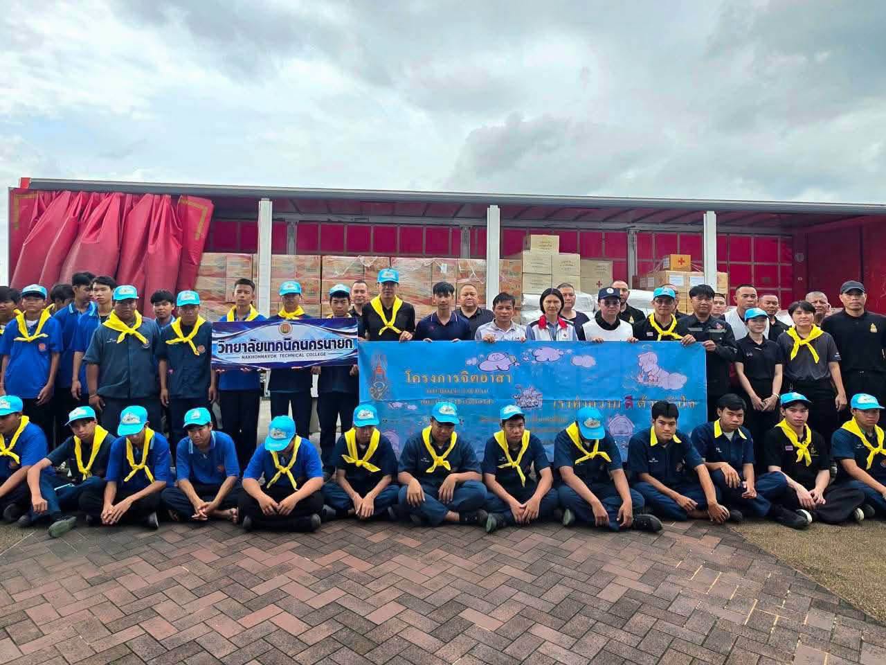เหล่ากาชาดจังหวัดนครนายก ร่วมบรรจุชุดธารน้ำใจ 2,452 ชุด เตรียมส่งต่อช่วยเหลือผู้ประสบอุทกภัยในพื้นที่