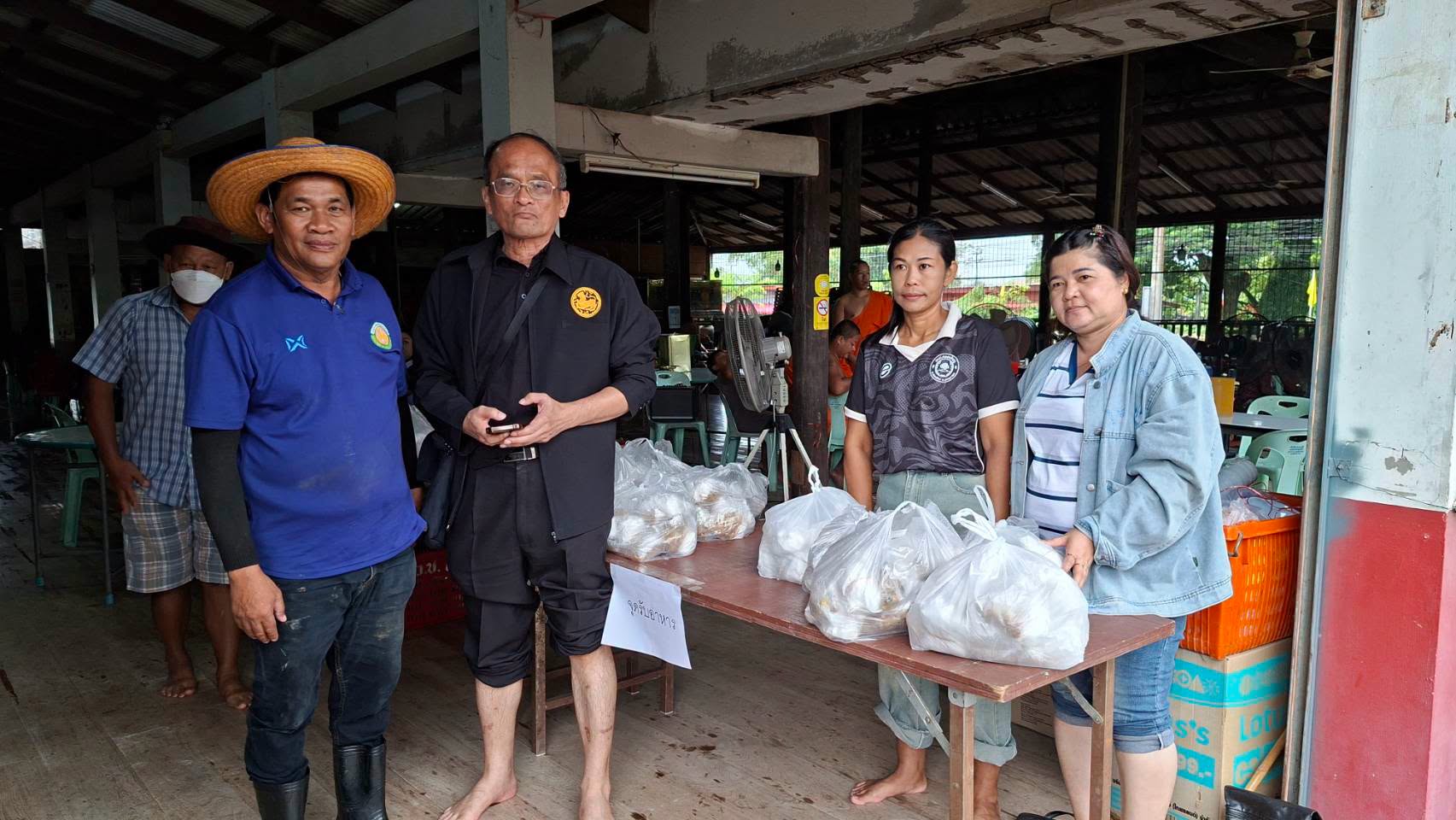  รองผู้ว่าฯ นครนายก ลงพื้นที่เยี่ยมศูนย์พักพิงทั่วองครักษ์ ดูแลประชาชนผู้ประสบอุทกภัย