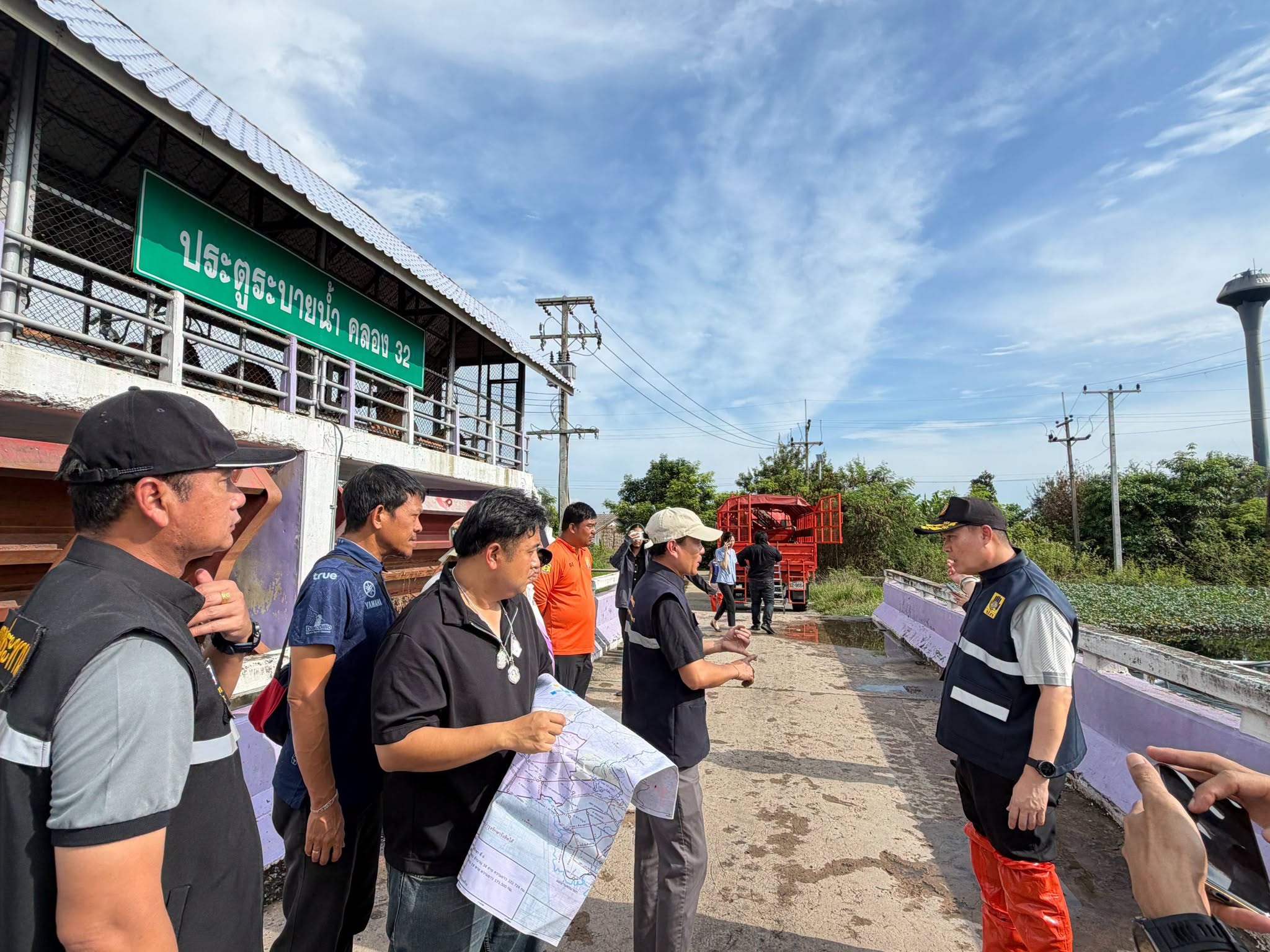 รองผู้ว่าฯ นครนายก ลงพื้นที่สำรวจประตูระบายน้ำ เร่งหารือแนวทางระบายน้ำออกจากพื้นที่โดยเร็วที่สุด