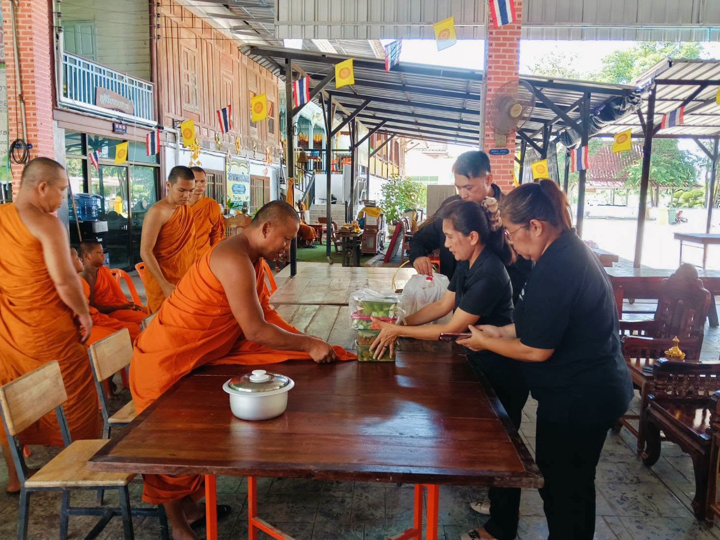พศจ.นครนายก ลงพื้นที่ถวายกำลังใจพระภิกษุสามเณร พร้อมตรวจสอบกองทุนวัดช่วยวัดที่ได้รับผลกระทบจากอุทกภัย