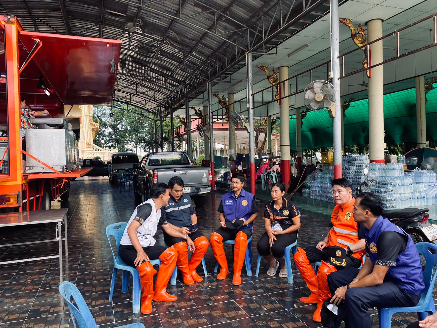  รองผู้ว่าฯ นครนายก ลงพื้นที่วัดเชี่ยวโอสถ ติดตามการประกอบอาหารช่วยเหลือประชาชนผํู้ประสบอุทกภัย