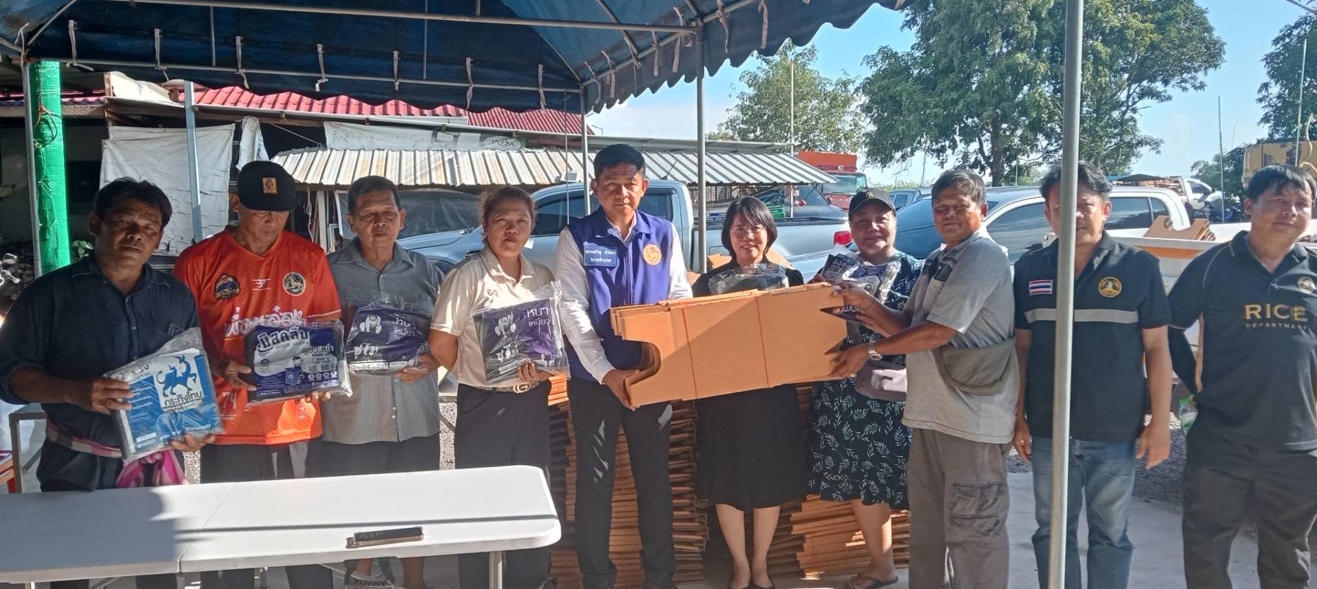 อำเภอปากพลีมอบส้วมกระดาษ 710 ชุด ช่วยเหลือประชาชนประสบอุทกภัย