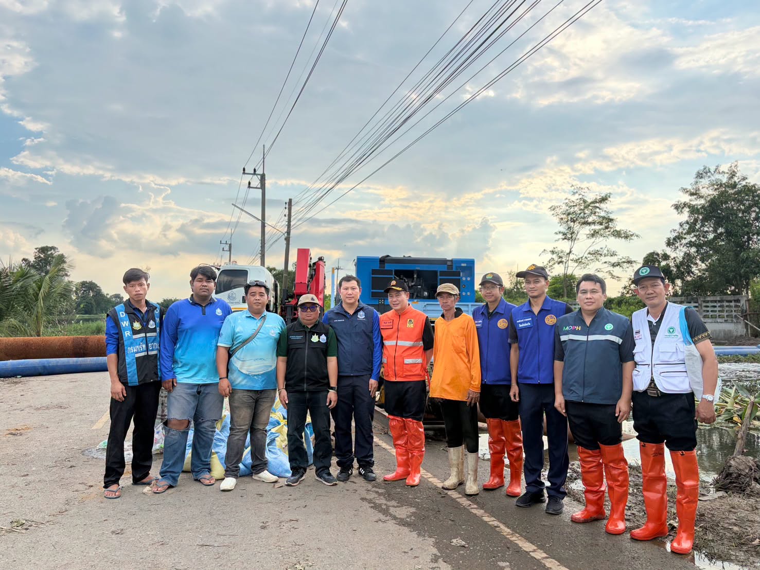 รองผู้ว่าฯ นครนายก ลงพื้นที่หมู่บ้านสวนแสนสุข ติดตามการระบายน้ำ ย้ำเร่งระบายเต็มกำลัง