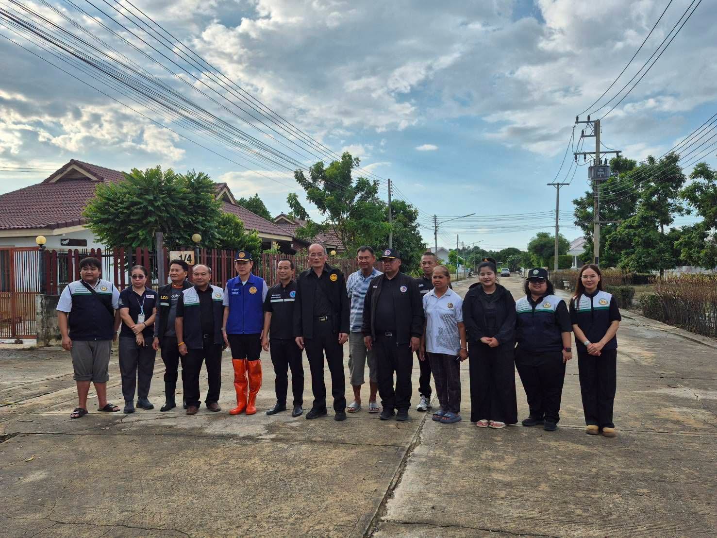 รองผู้ว่าฯ นครนายก ลงพื้นที่หมู่บ้านบารมี เตรียม Big Cleaning ฟื้นฟูหลังน้ำลด