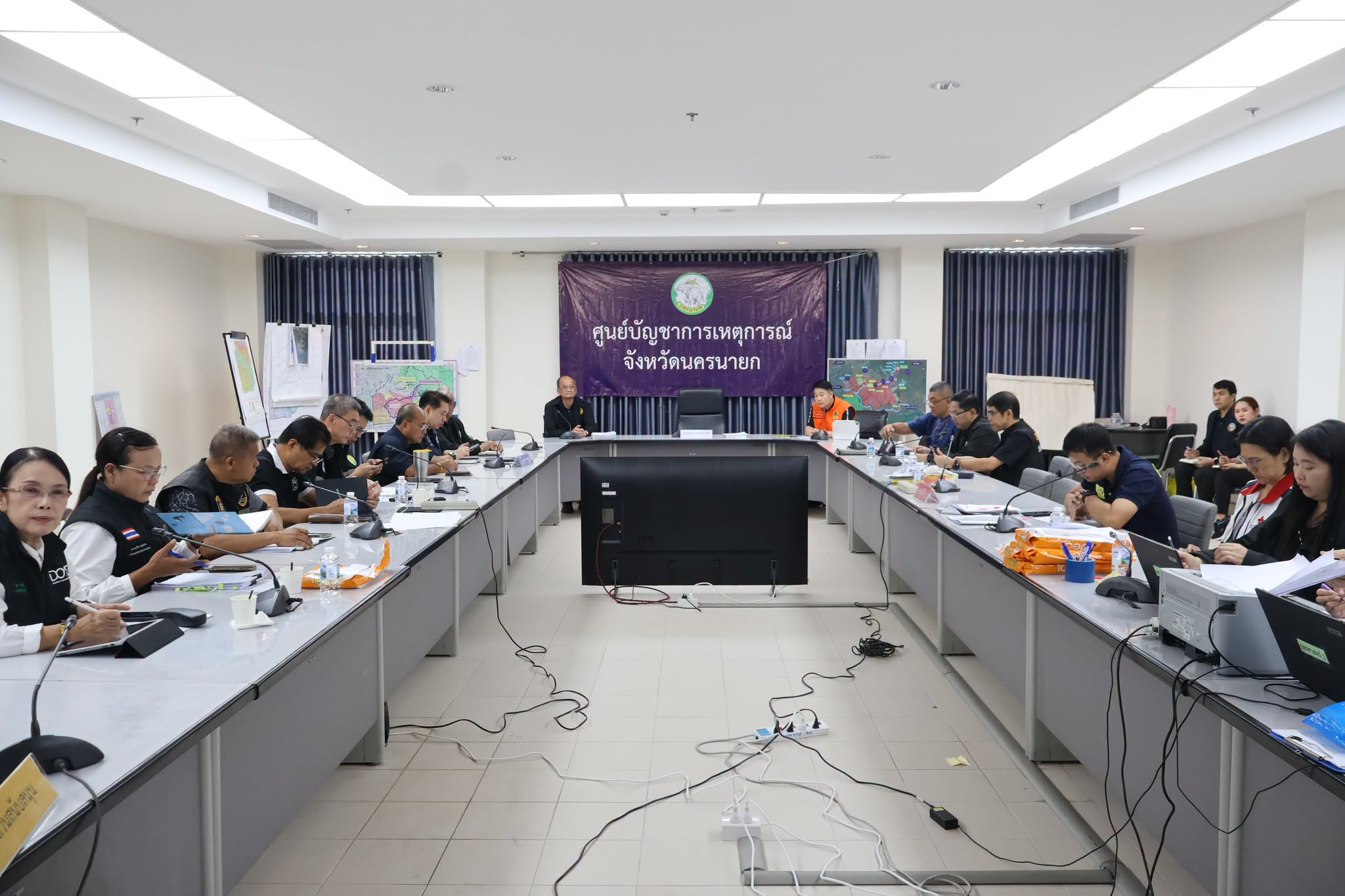 จังหวัดนครนายก ประชุมศูนย์บัญชาการฯ ติดตามสถานการณ์น้ำ เร่งช่วยเหลือและฟื้นฟูพื้นที่ประสบอุทกภัย