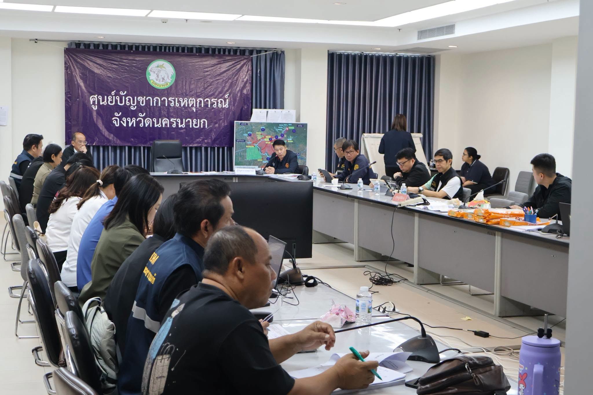 ผู้ว่าฯ นครนายก ประชุมติดตามสถานการณ์น้ำ เร่งระบายน้ำช่วยเหลือประชาชน สั่งการตรวจสอบคุณภาพน้ำในพื้นที่องครักษ์