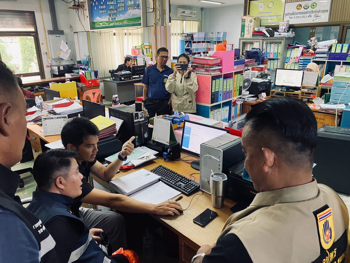 รองผู้ว่าฯ นครนายก ลงพื้นที่อบต.ชุมพล ติดตามการตรวจสอบข้อมูลช่วยเหลือผู้ประสบอุทกภัย ย้ำต้องถูกต้อง รวดเร็ว เร่งจ่ายเงินเยียวยาให้ประชาชน