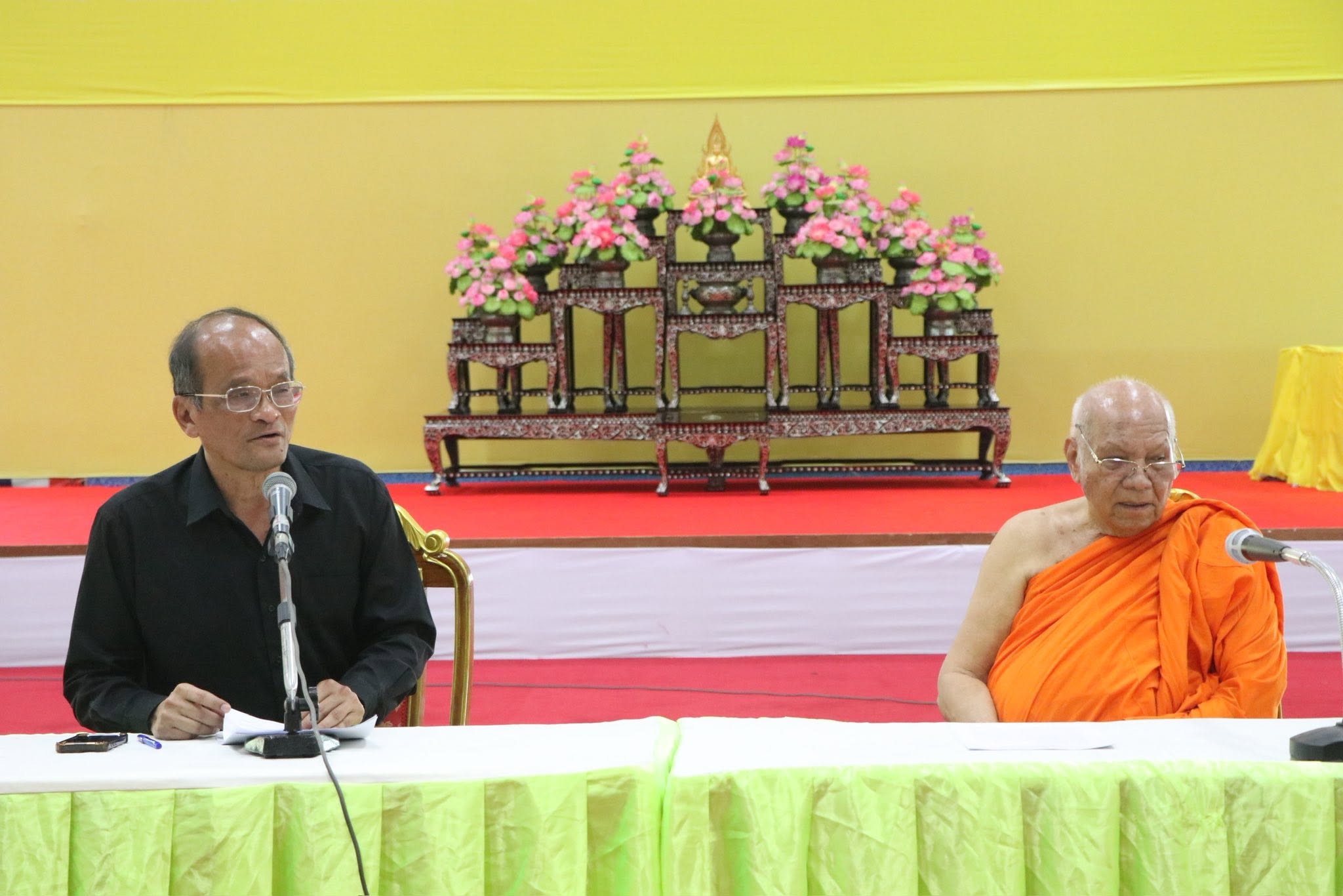รองผู้ว่าฯ นครนายก ประชุมเตรียมความพร้อมการจัดพิธีถวายดอกไม้จันทน์ งานพระราชพิธีถวายพระเพลิงพระบรมศพ สมเด็จพระนางเจ้าสิริกิติ์ พระบรมราชินีนาถ พระบรมราชชนนีพันปีหลวง
