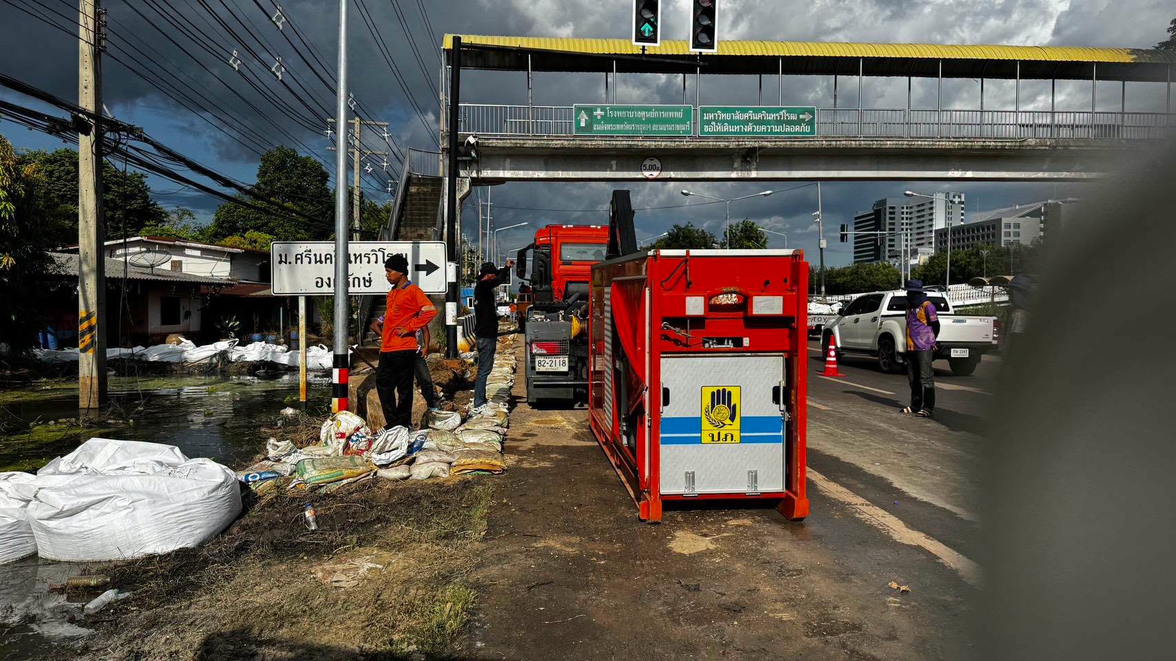 ปภ. เขต 3 ปราจีนบุรี ติดตั้งเครื่องสูบน้ำ 2 จุด เร่งระบายน้ำท่วมขังในพื้นที่อำเภอองครักษ์