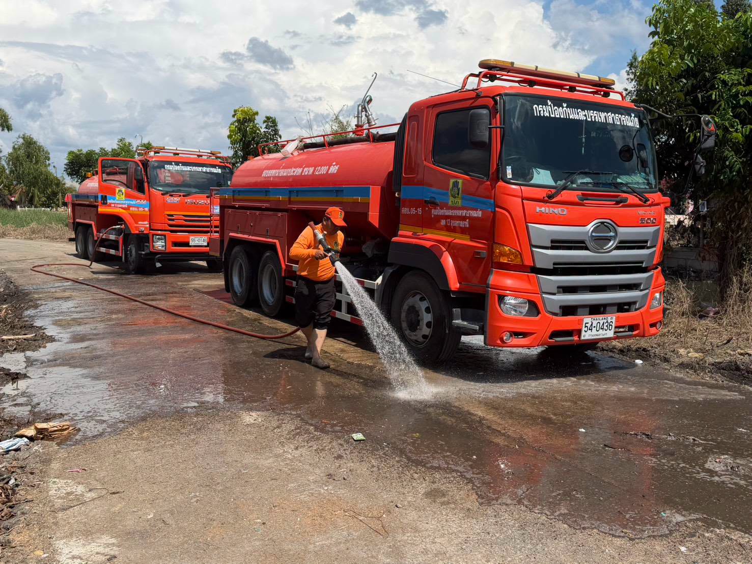ปภ. เขต 13 อุบลราชธานี ร่วมกับ ปภ.เขต 3 ปราจีนบุรี และปภ.เขต 5 นครราชสีมา เร่งฟื้นฟูหมู่บ้านสวนแสนสุข พร้อมสูบน้ำท่วมขังต่อเนื่องในพื้นที่อย่างต่อเนื่อง