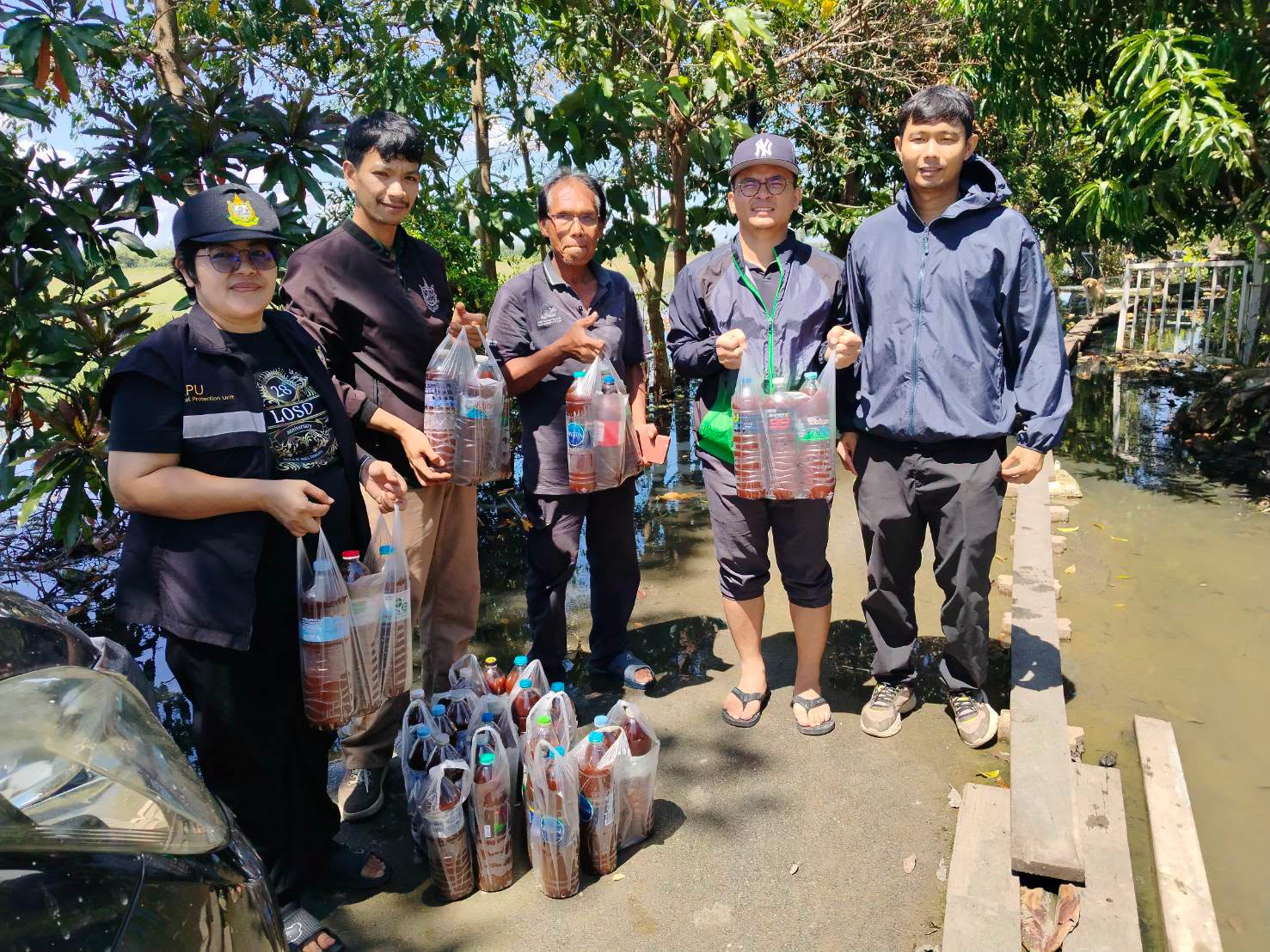 สำนักงานทรัพยากรธรรมชาติและสิ่งแวดล้อมจังหวัดนครนายก ลงพื้นที่แจกน้ำหมักชีวภาพ ช่วยบำบัดน้ำเสียจากสถานการณ์น้ำท่วม