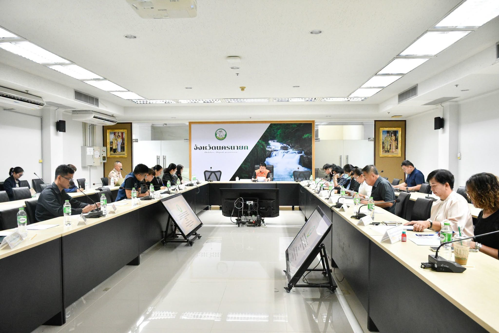  จังหวัดนครนายก ประชุมเตรียมความพร้อมฝ่ายนิทรรศการและการแสดง เตรียมจัดมหรสพในงานพระราชพิธีถวายพระเพลิงพระบรมศพ สมเด็จพระบรมราชชนนีพันปีหลวง